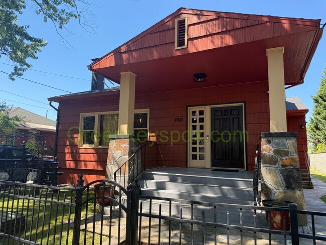 Building Photo - Awesome 4-Bed/2-Bath Craftsman Bungalow House Near Alberta District