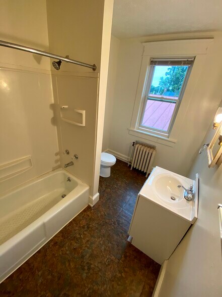 Full Bath - 21 N Braddock St