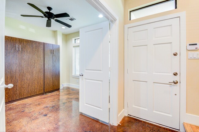 Building Photo - Modern 3 Bedroom // 3.5 Bathroom in the He...
