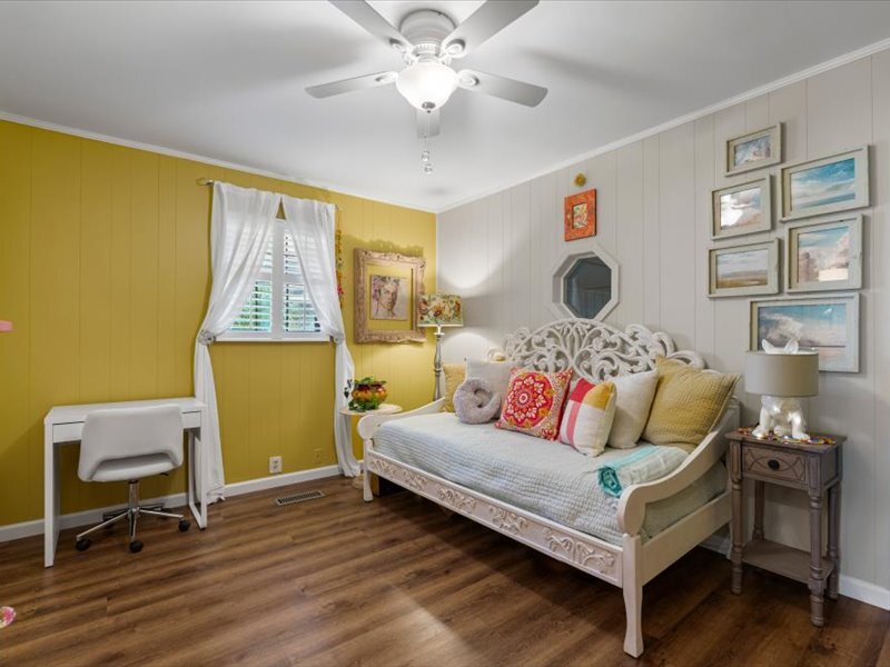 Twin Bed/Sitting Area and work table - 1868 Tickton Hall Rd