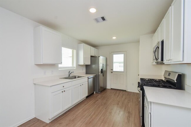 Building Photo - 4127 Saltillo Lakes Dr