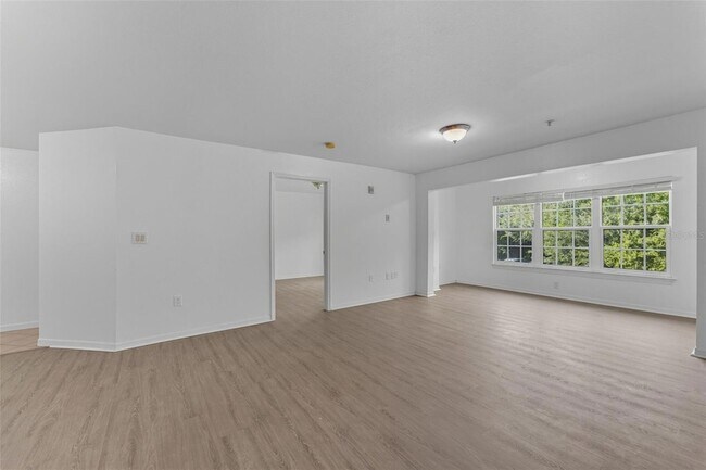 Building Photo - 5459 Vineland Rd