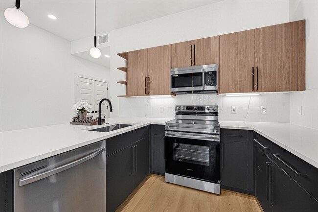 Building Photo - 327 Tite St