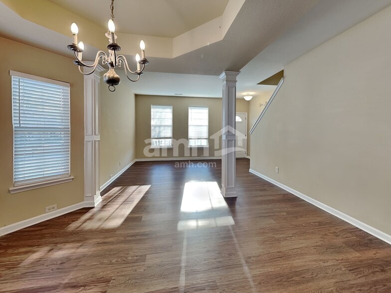 Building Photo - 2476 Ingleside Dr