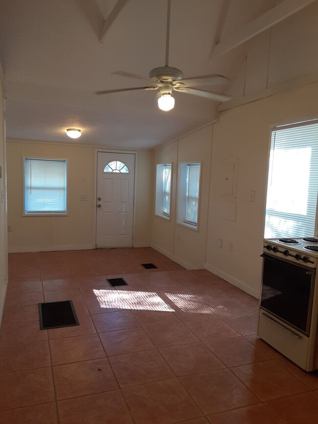 Building Photo - Annual unfurnished 2/1 SFH near Ringling C...