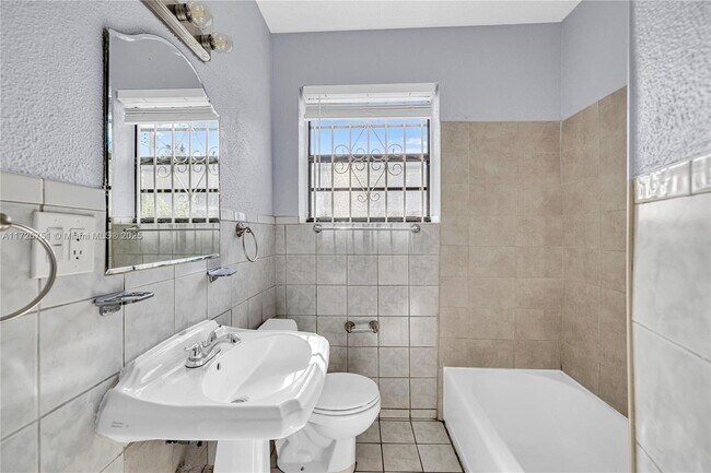 Building Photo - 319 NE 171 St