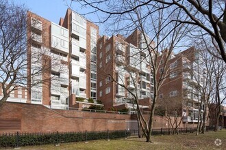 Building Photo - 975 Memorial Dr