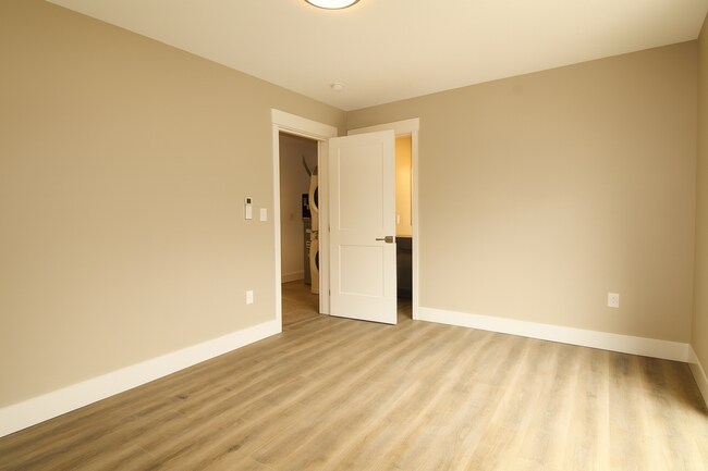 Building Photo - Your Bend Retreat: Spacious End Unit Townhouse with Pilot Butte Views