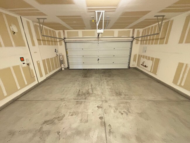 Building Photo - Beautifully Upgraded Single-Story 2BED/2BA...