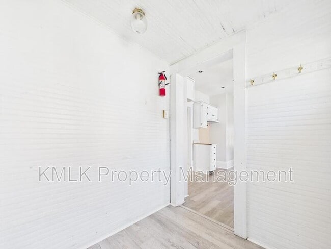 Building Photo - 701 Kling St