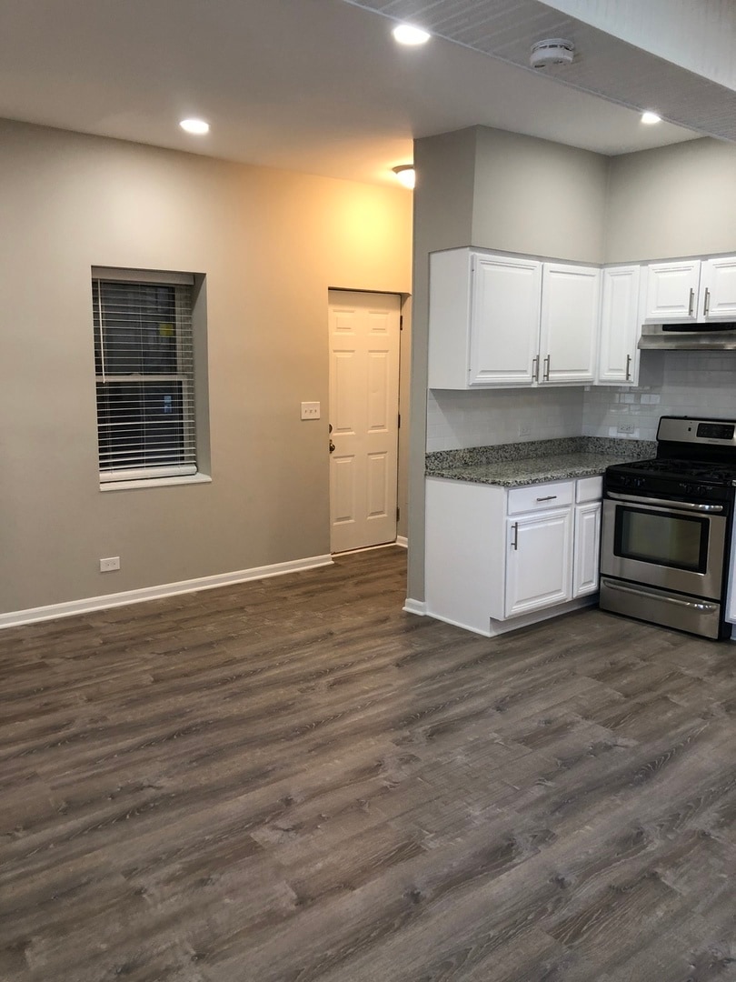 Building Photo - 1426 W Walton St