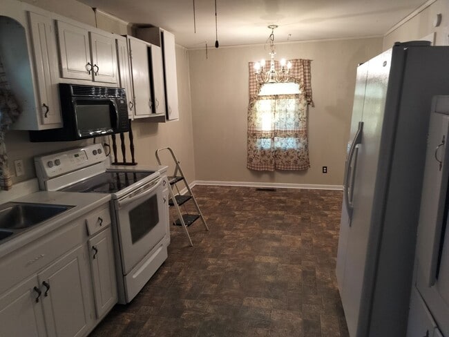 Building Photo - Fayetteville Ranch