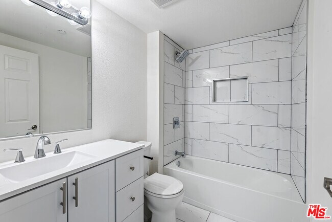 Building Photo - 5831 Seawalk Dr