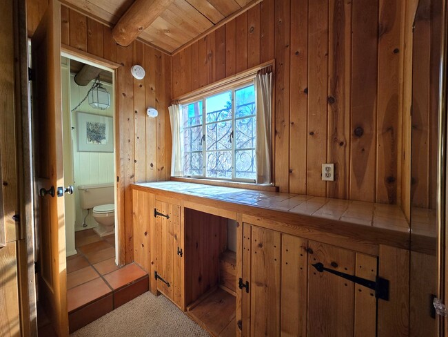 Building Photo - 1489 Bishops Lodge Rd