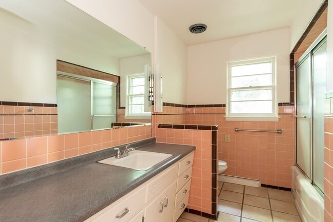 Building Photo - 3 bedroom 1.5 bath 1668 Sqft home just 1 m...