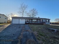 Building Photo - 3 Bedroom Ranch with large fenced in backyard