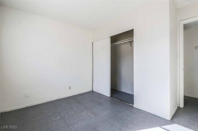 Building Photo - 1400 E Mesquite Ave