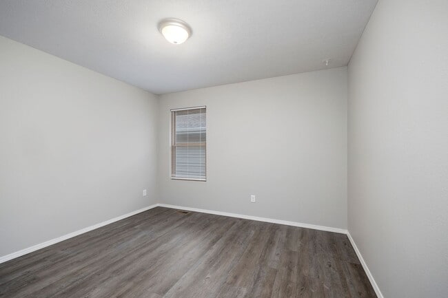 Building Photo - 3 bedroom home - Willard School District