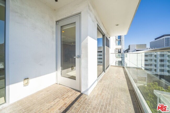 Building Photo - 702 Serrano Ave