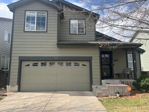 Building Photo - Spacious 3 bedroom 3 1/2 Bath