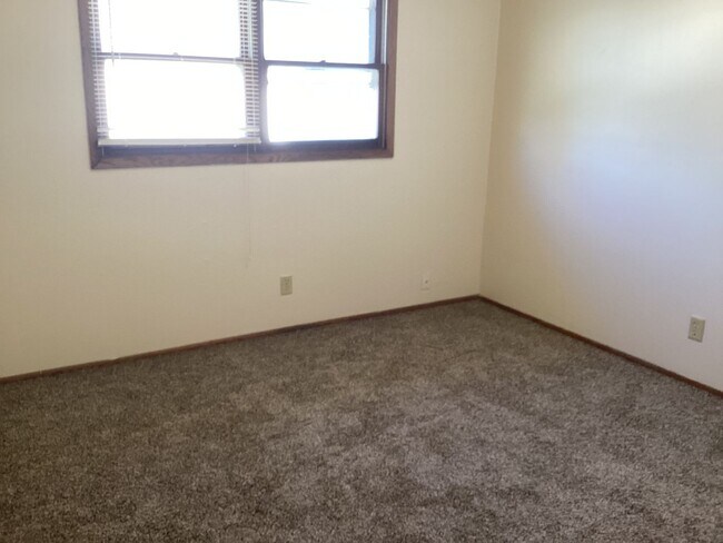 Building Photo - 9135-9137 N. Swan Rd