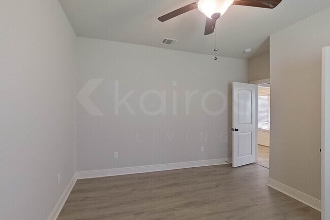 Building Photo - 3207 Rosehill Dr