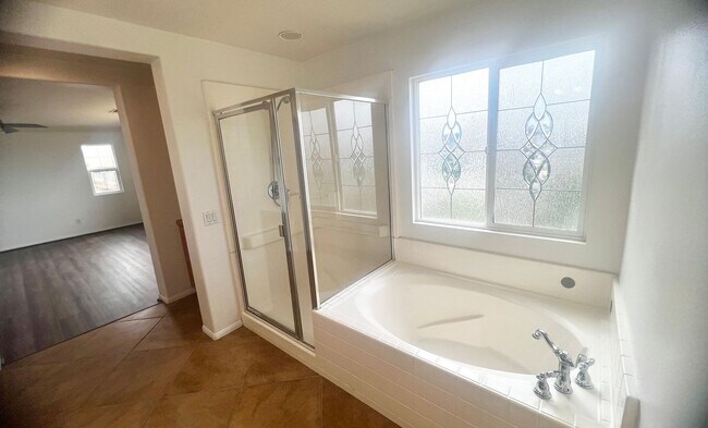 Building Photo - Stunning 4br + Den located on a view lot i...