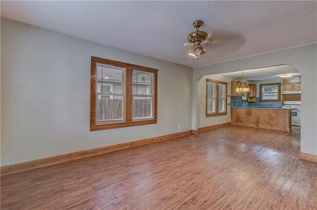 Building Photo - 607 E 15th St