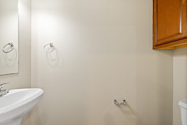 Building Photo - August 2026 Pre-Lease 4 bed Lakeridge - NO CARPET!