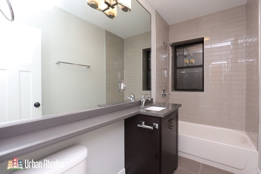 Building Photo - 711 W Brompton Ave