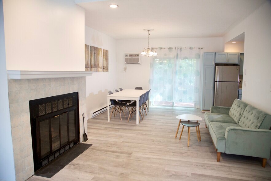 Building Photo - 3135 Greenbriar Dr