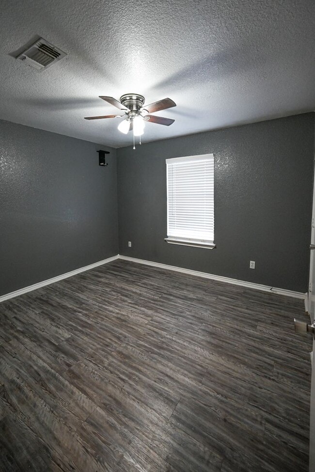 Building Photo - Decatur 3 bedroom 2 bath Duplex Available