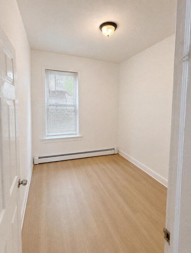 Building Photo - 406 WOODLAWN Ave