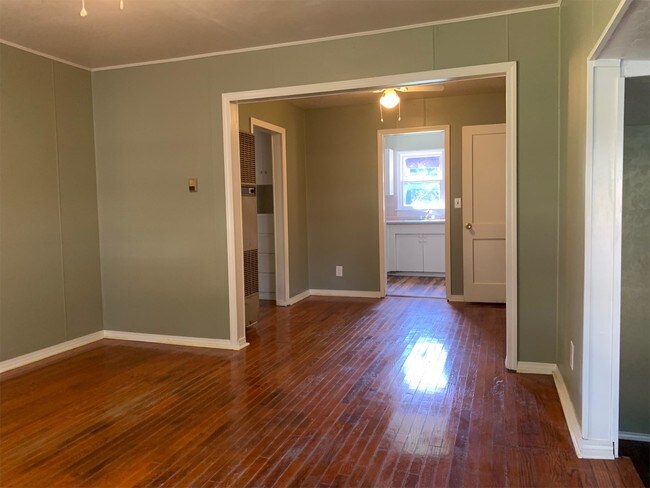 Building Photo - 3400 SE 20th St