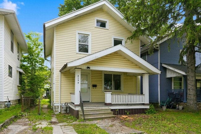 Building Photo - 3 BR - Classic Charm Meets Modern Living