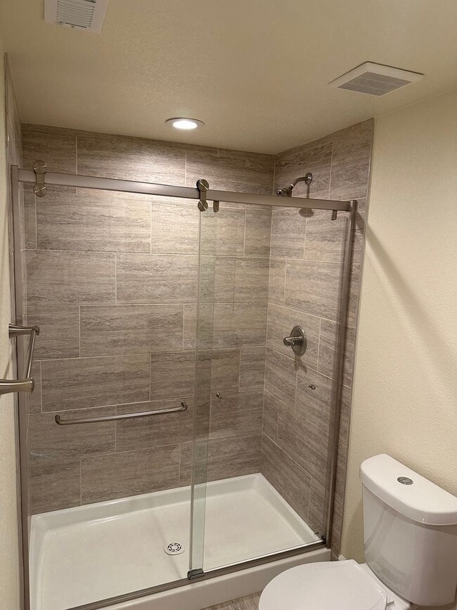 Building Photo - Beautiful 5B home in Erie Available January 2026 !