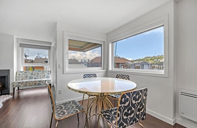 Building Photo - 2 bed 1.5 bath houseboat on Lake Union