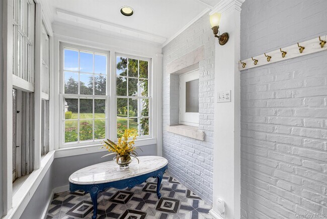 Building Photo - 94 Quogue St