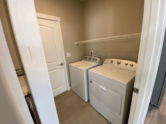 Building Photo - 556