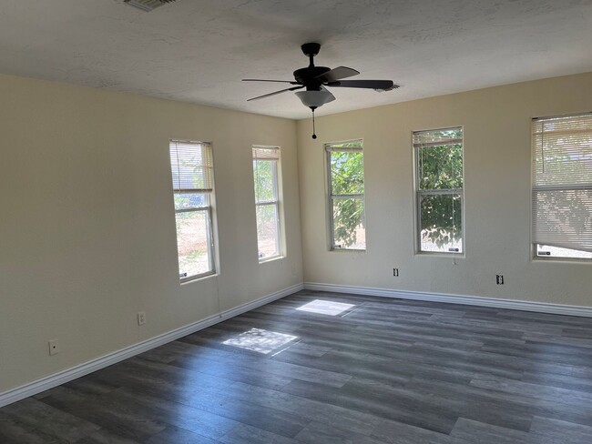 Building Photo - 4 bedroom 2bathroom Home Available now! Ap...