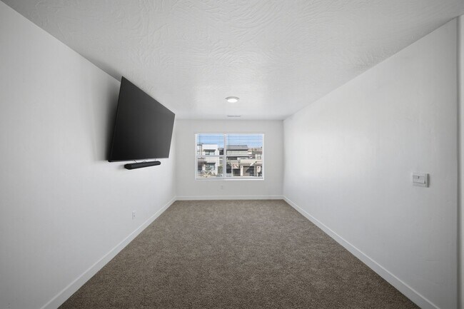 Building Photo - Extra Space, Extra Comfort! 5 Bedroom Home With Bonus Den in Long Valley!