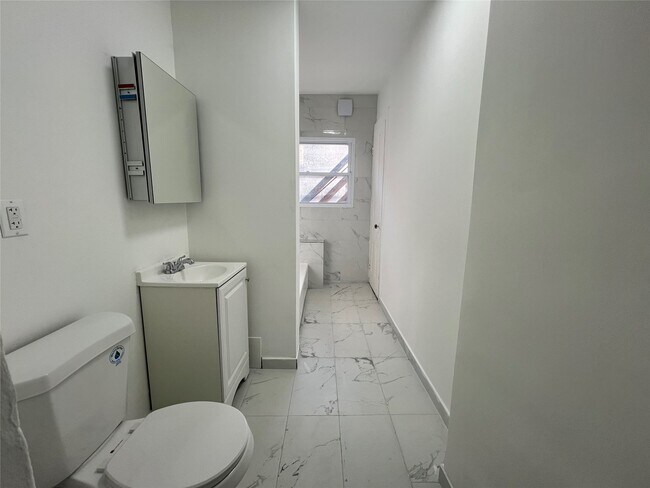 Building Photo - 24 Robinson St