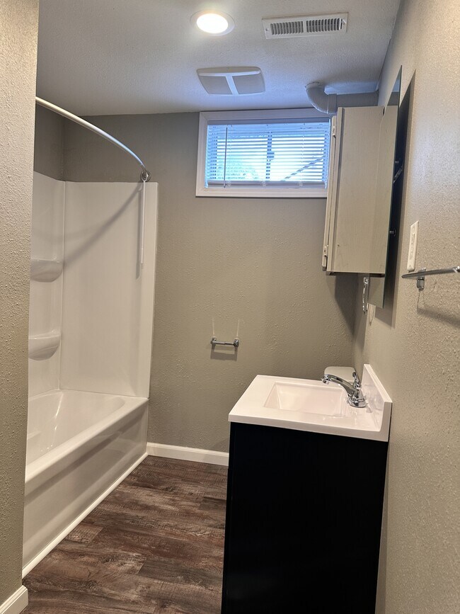 Building Photo - 602 Sara St