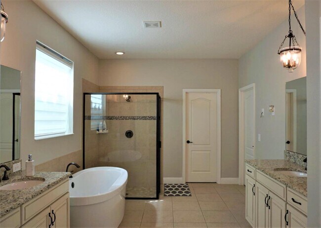 Building Photo - Orchard Hills 6 bed / 3.5 Bath - Partially Furniushed