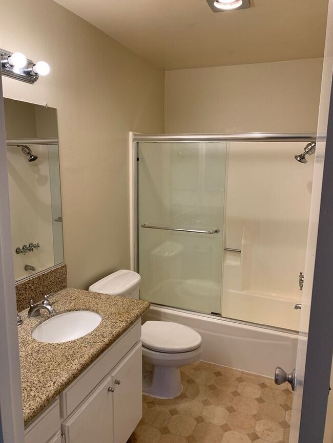 Building Photo - GREAT & SPACIOUS 2BD 2BA FOR LEASE!