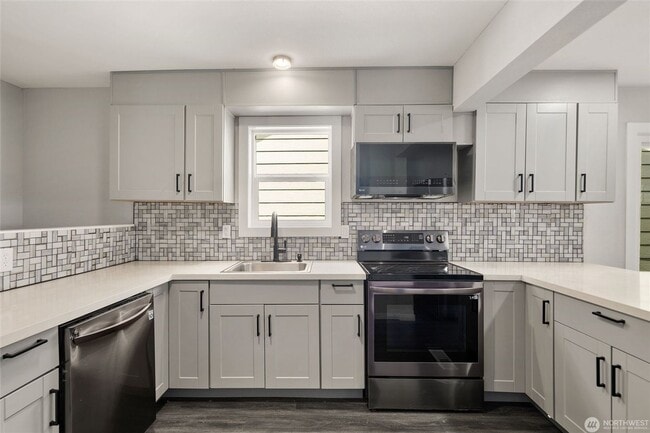 Building Photo - 5 Bedroom 2 Bathroom House with Large Lot