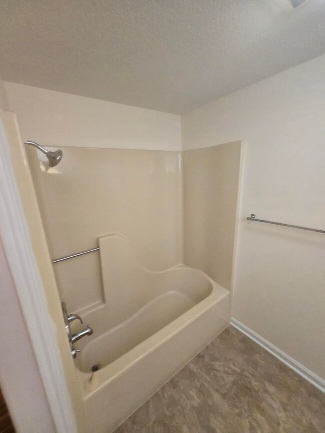 Building Photo - **Charming 3-Bed, 2-Bath Duplex Apartment ...