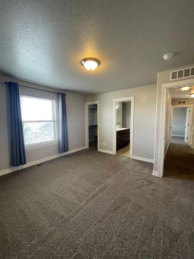 Building Photo - Start a Lease by 2/28/25 and pay $2,800 fo...