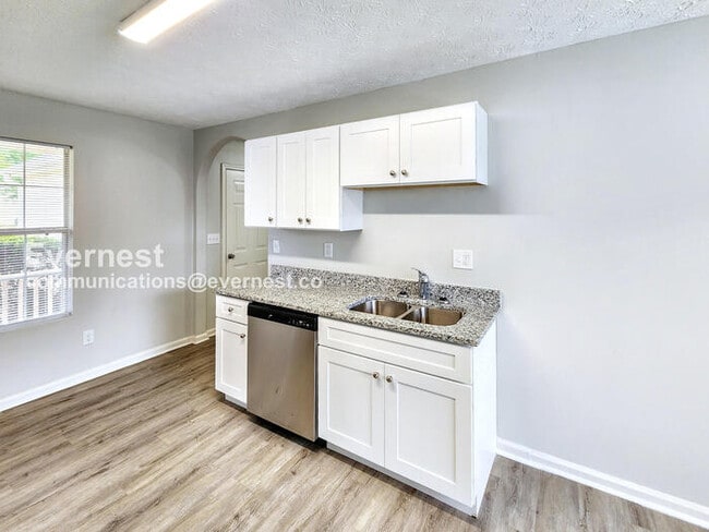 Building Photo - 707 Cloverdale Dr