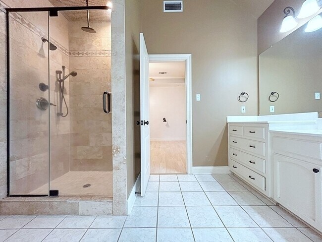Building Photo - 3919 Meadow Ridge Dr